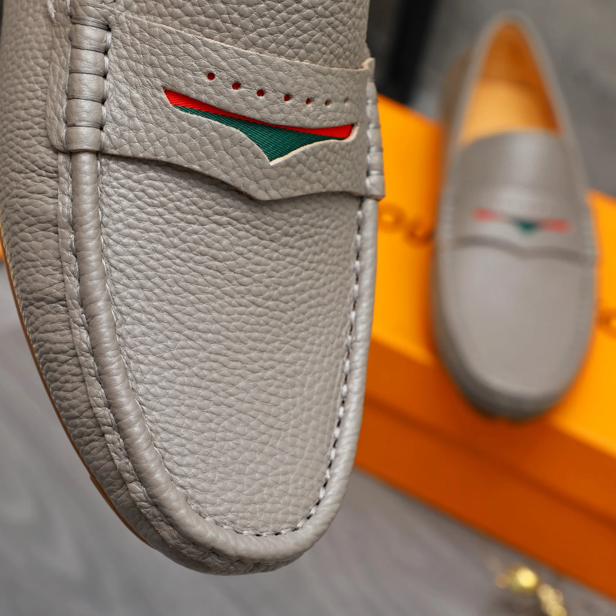 Men's shoes 💰360 Product trademark: LV "Louis Vuitton" casual slip-on men's shoes Regular size: 38-45 Product material: Selected pebbled cowhide upper, pigskin lining, rubber outsole